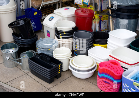 Houseware voci visualizzate sul marciapiede al di fuori di un negozio ironmonger REGNO UNITO Foto Stock