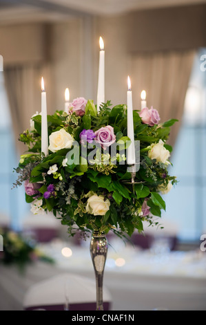 Una tabella di impostazione (centrotavola centrotavola) del mazzo di fiori a un matrimonio Foto Stock