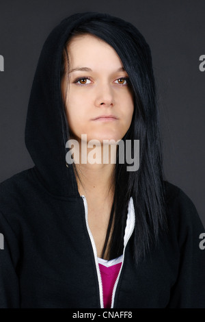 Ritratto di una giovane donna, teen o studente cercando triste o depresso, studio shot con sfondo nero. Foto Stock