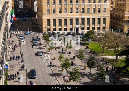 L'Italia, Campania, Napoli, centro storico elencati come patrimonio mondiale dall' UNESCO, vista su Piazza Municipio da Windows di deluxe Foto Stock