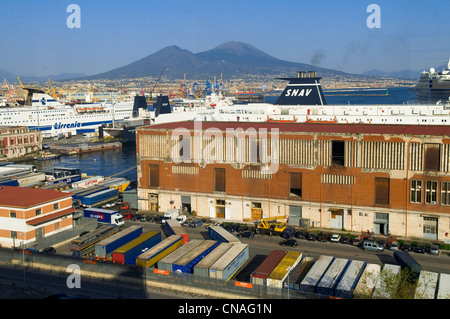 L'Italia, Campania, Napoli, Romeo hotel, con vista sul porto, Vesuve e città dal bar ristorante dell'ultimo livello terrazza Foto Stock
