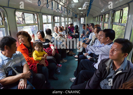 I turisti sulla foresta Alishan convoglio ferroviario Alishan Taiwan. JMH5913 Foto Stock