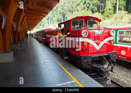 Locomotiva Diesel della foresta Alishan treno alla stazione di Alishan Taiwan. JMH5914 Foto Stock