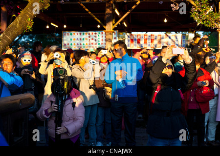 I turisti la visualizzazione del tramonto su Yushan o Jade Mountain al Chushan o Zhushan vicino Alishan Taiwan. JMH5929 Foto Stock