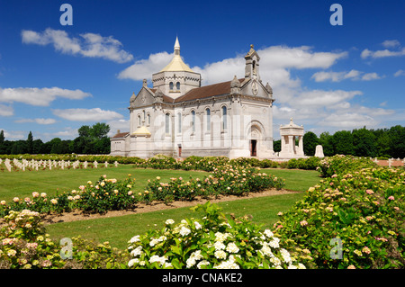 Francia, Pas de Calais Ablain Saint Nazaire, necropole de Notre Dame de Lorette, Basilica e militari di tombe nel cimitero Foto Stock