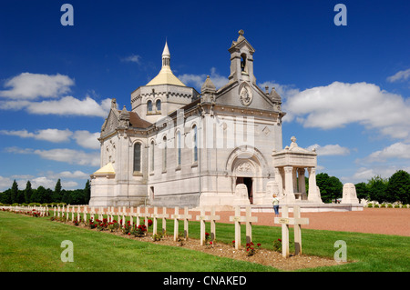 Francia, Pas de Calais Ablain Saint Nazaire, necropole de Notre Dame de Lorette, Basilica e militari di tombe nel cimitero Foto Stock