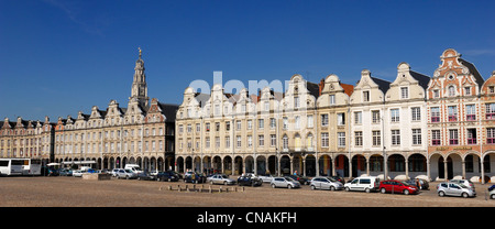 Francia, Pas de Calais, Arras, Grand Place, ciottoli della Grand Place Square e case tipiche Foto Stock