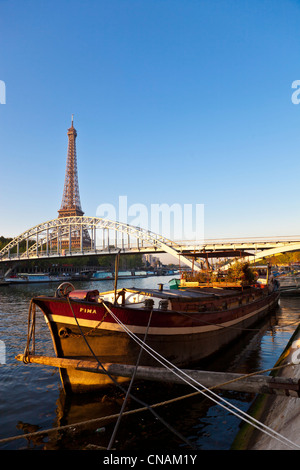 Francia, Parigi, Senna banche, elencato come patrimonio mondiale dall' UNESCO, chiatte sul lungomare Debilly residenziale Foto Stock