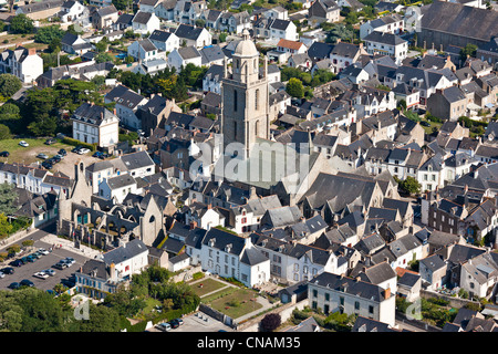 Francia, Loire-Atlantique, Batz sur mer, Saint-Guénolé chiesa e il villaggio (fotografia aerea) Foto Stock