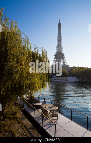 Francia, Parigi, Senna banche, elencati come patrimonio mondiale dall' UNESCO, chiatta residenziale sul lungomare Debilly rivolta verso il Foto Stock