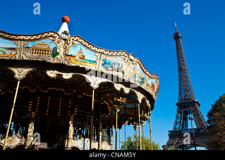 Francia, Parigi, la Torre Eiffel e un ex giostra Foto Stock