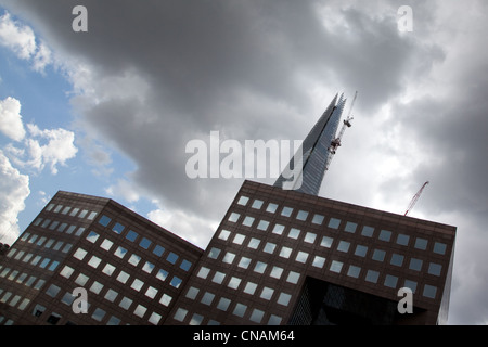 Il London Shard vista dal Ponte di Londra. La Shard è ora dell'Europa edificio più alto a 310 m (1.016 ft) Foto Stock