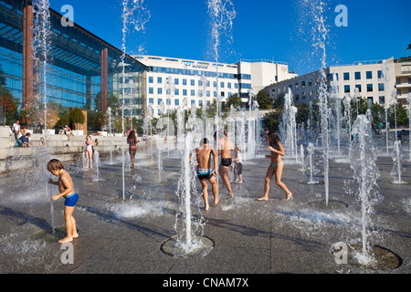 Francia, Parigi, Andre Citroen park, 120 getti d'acqua sono utilizzati come parco giochi per i bambini nelle calde giornate estive Foto Stock