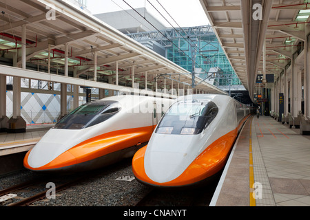 Due Taiwan high speed rail (THSR o HSR) treni a Zuoying vicino a Kaohsiung, Taiwan. JMH5970 Foto Stock