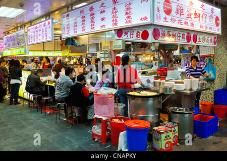 Il cibo in stallo Shilin Night Market Taipei Taiwan. JMH5988 Foto Stock