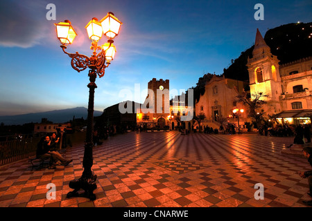 L'Italia, sicilia, Taormina, Piazza IX Aprile con la chiesa di San Giuseppe Foto Stock