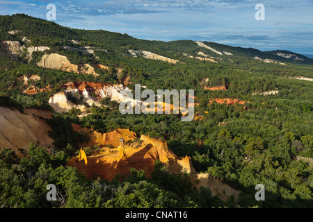 Francia, Vaucluse, Rustrel, Colorado provenzale, vecchie cave di ocra (vista aerea) Foto Stock