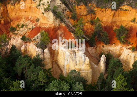 Francia, Vaucluse, Rustrel, Colorado provenzale, vecchie cave di ocra (vista aerea) Foto Stock