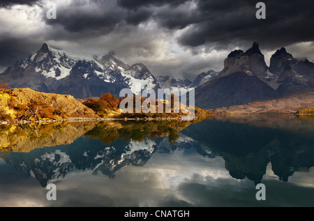 Sunrise nel Parco Nazionale Torres del Paine, lago Pehoe e montagne Cuernos, Patagonia, Cile Foto Stock