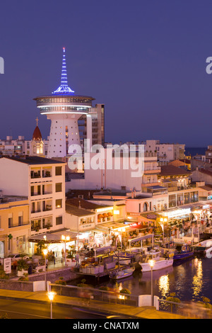 Francia, Herault, Palavas Les Flots, il canale che collega Lez fiume costiera con il mare e con la ex water tower Foto Stock