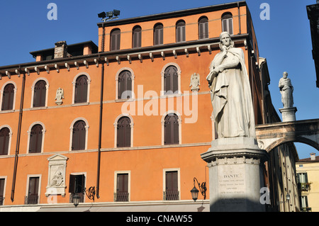 L'Italia, Veneto, Verona, elencato come patrimonio mondiale dall' UNESCO, piazza dei Signori, cuore storico della città, statua di Foto Stock