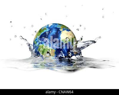 Il pianeta Terra, cadendo in acqua chiara, formando una corona splash. Con la profondità di campo. 3 D rendering digitale su sfondo bianco. Foto Stock