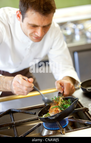 Francia, Var, Lorgues, Chateau de Berne, menzione obbligatoria, L'Orangeraie ristorante lo chef Sebastien Nouveau, la cottura finale Foto Stock