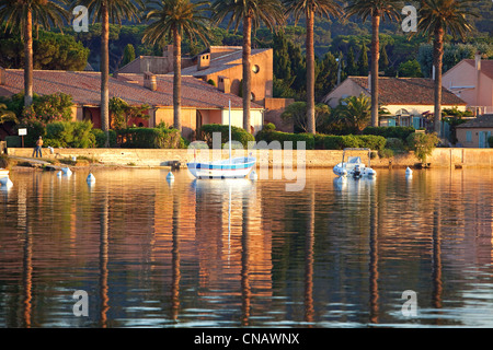 Francia, Var, Iles d'Hyeres, Parco Nazionale di Port Cros e Porquerolles Island, il porto Foto Stock