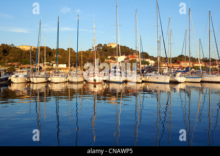 Francia, Var, Iles d'Hyeres, Parco Nazionale di Port Cros e Porquerolles Island, il porto Foto Stock