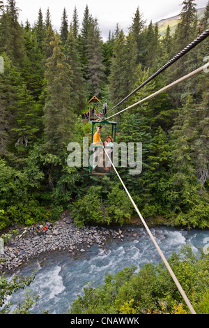 Una famiglia passeggiate attraverso vincitore Creek in mano tram vicino a Girdwood centromeridionale, Alaska, estate Foto Stock