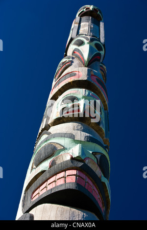 Tlinget Totem Pole all'Haines scuola pubblica, a sud-est di Alaska, estate Foto Stock