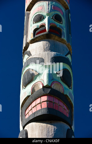 Tlinget Totem Pole all'Haines scuola pubblica, a sud-est di Alaska, estate Foto Stock