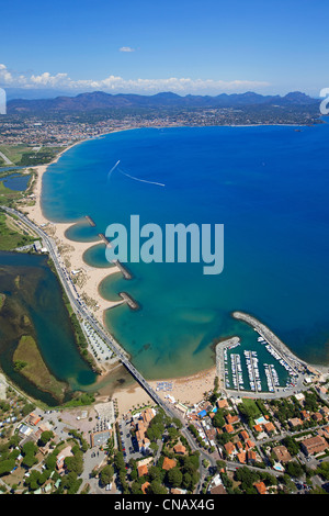 Francia, Var, Golfe de Frejus, Frejus, Saint Aygulf, Port Saint Aygulf, stagno e spiaggia Villepey Saint Aygulf e sui monti Esterel Foto Stock