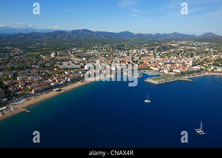 Francia, Var, Saint Raphael, porto vecchio, spiaggia Frejus, Esterel Massif in background (vista aerea) Foto Stock