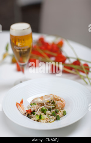 Piastra di langoustine paella con la birra Foto Stock