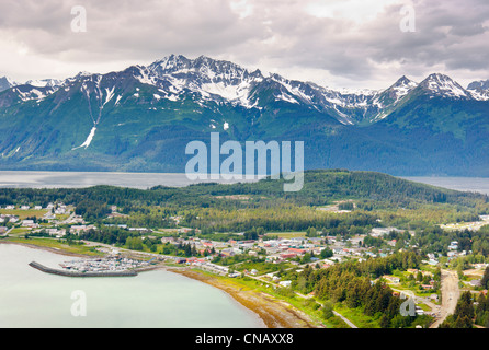 Vista aerea della città di Haines dal di sopra Chilkoot ingresso, Chilkat Mountain Range in background, a sud-est di Alaska, estate Foto Stock