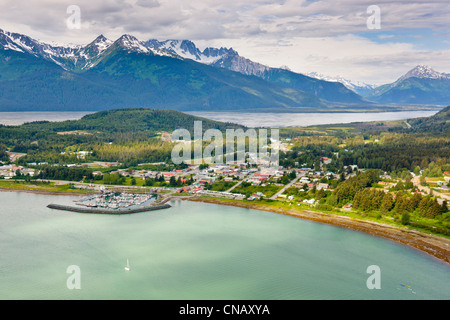 Vista aerea della città di Haines dal di sopra Chilkoot ingresso, Chilkat Mountain Range in background, a sud-est di Alaska, estate Foto Stock