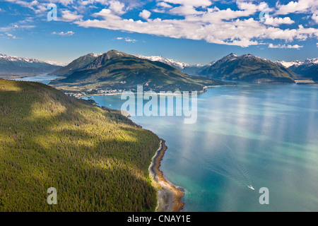 Vista aerea della città di Haines dal di sopra Chilkoot ingresso, Takshanuk e Takhinsha gamme della montagna, Alaska Foto Stock