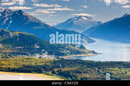 Vista aerea della città di Haines dal di sopra Chilkoot ingresso, Takshanuk costiere e le gamme della montagna in background, Alaska Foto Stock
