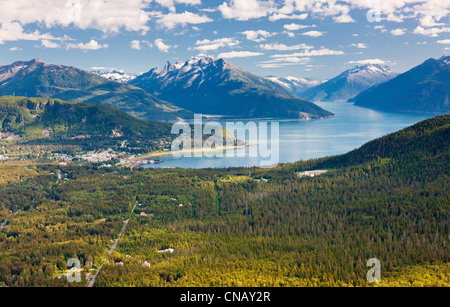 Vista aerea della città di Haines dal di sopra Chilkoot ingresso, Takshanuk costiere e le gamme della montagna in background, Alaska Foto Stock