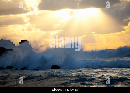 Onde che si infrangono sulla spiaggia rocciosa Foto Stock