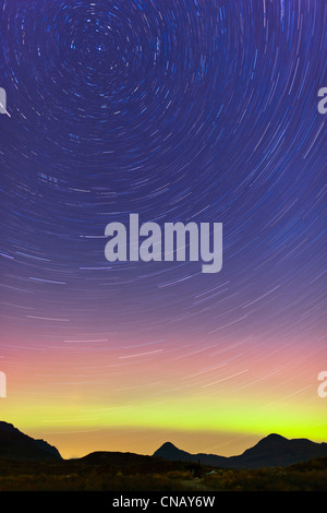 Luci del nord nel cielo sopra il groviglio laghi BLM campeggio sul Denali Highway, Interior Alaska, Autunno Foto Stock