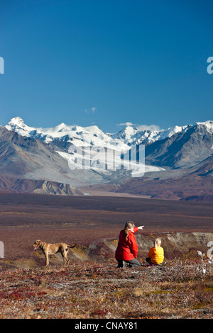 Madre e figlia godere la vista del lago del vertice e l'Alaska Range dal Denali autostrada vicino Paxson, Alaska, Autunno Foto Stock