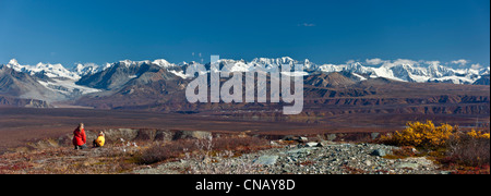 Madre e figlia godere la vista del lago del vertice e l'Alaska Range dal Denali autostrada vicino Paxson, Alaska, Autunno Foto Stock