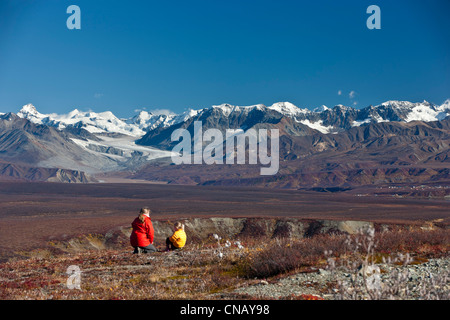 Madre e figlia godere la vista del lago del vertice e l'Alaska Range dal Denali autostrada vicino Paxson, Alaska, Autunno Foto Stock