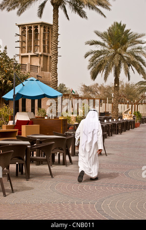 Un uomo in tradizionali abiti arabi a Shindaga Heritage Village, Torrente di Dubai Emirati Arabi Uniti Foto Stock