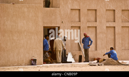 I lavoratori migranti a Shindaga Heritage Village, Torrente di Dubai Emirati Arabi Uniti Foto Stock