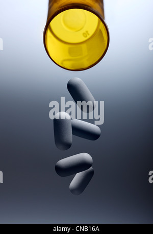 Pills versare dal flacone di prescrizione Foto Stock