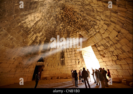 Tesoro di Atreo è un impressionante "tholos' alveare tomba sagomato sulla collina Panagitsa a Micene. La Grecia Foto Stock