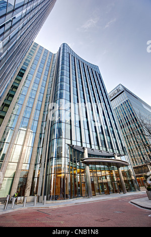 Churchill Sq Canary Wharf raschino di cielo blu cielo Foto Stock